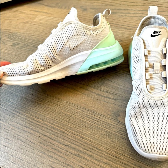 Nike women’s air max motion sneakers - Picture 4 of 6